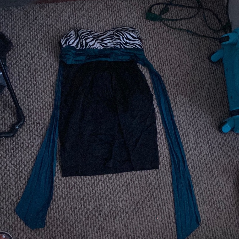 This is an unworn black zip up, zebra print top dress with pockets.